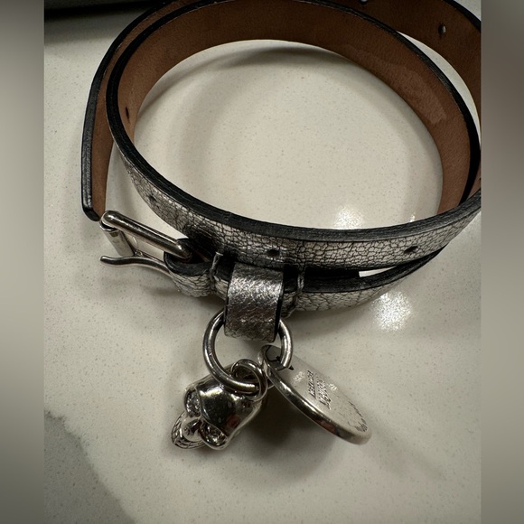 Alexander adjustable leather bracelet. Silver with silver skull. - Picture 3 of 4